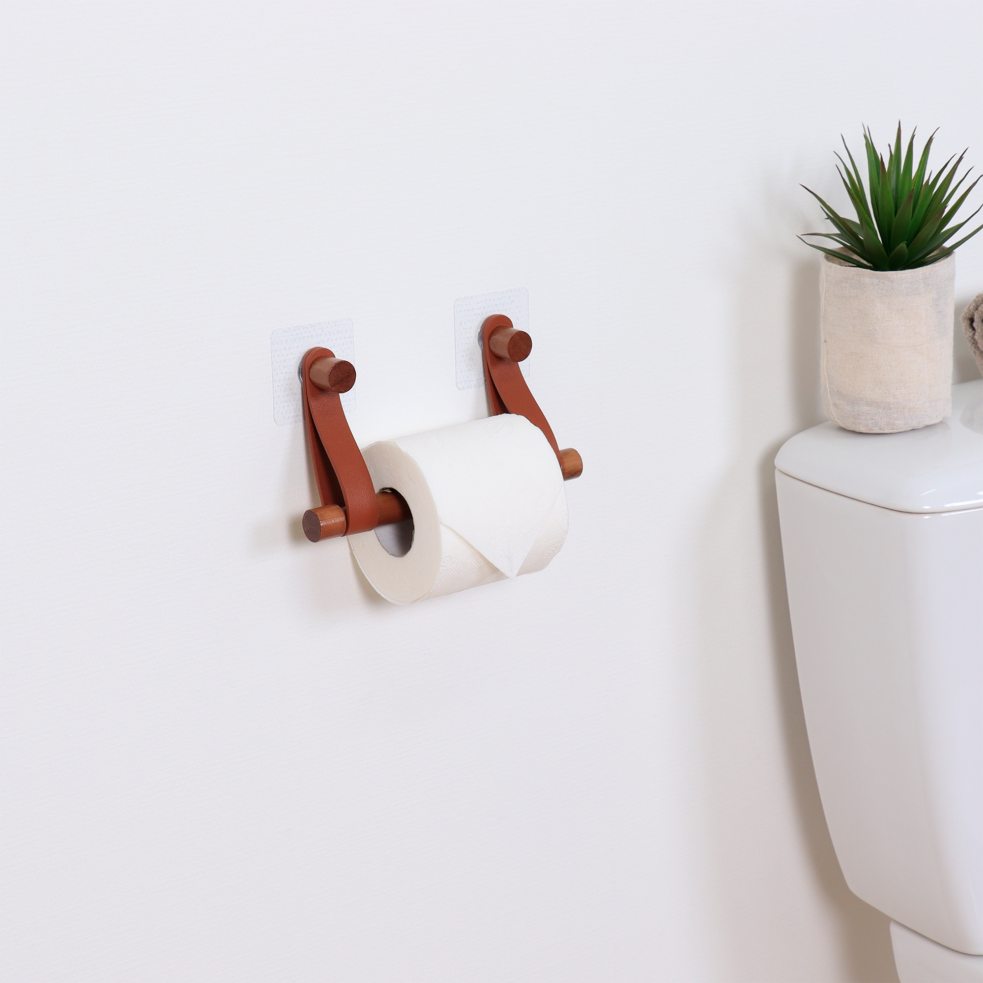 Dérouleur papier WC en bambou et lanière simili cuir terracotta