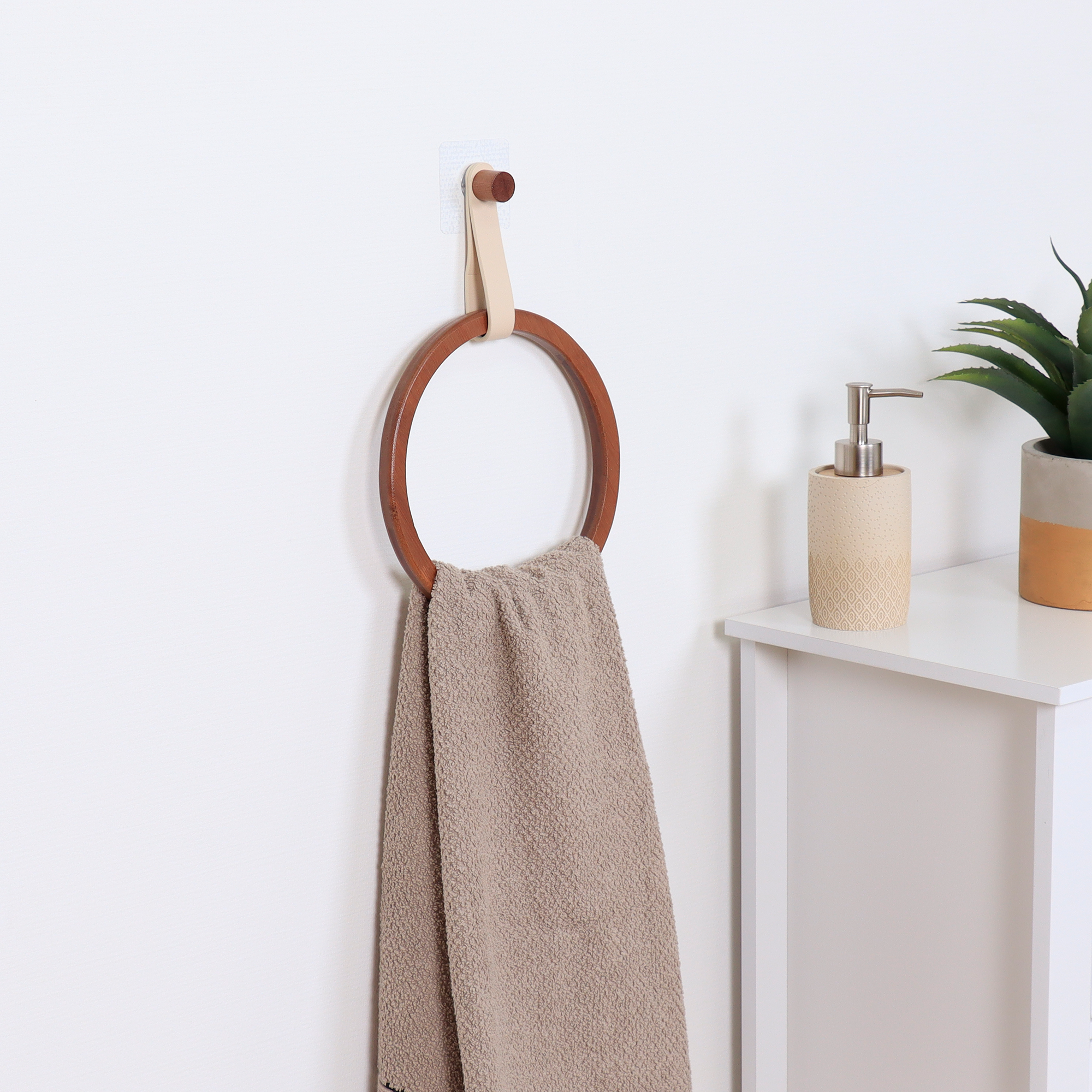 Porte serviette rond en bambou et lanière en simili cuir beige