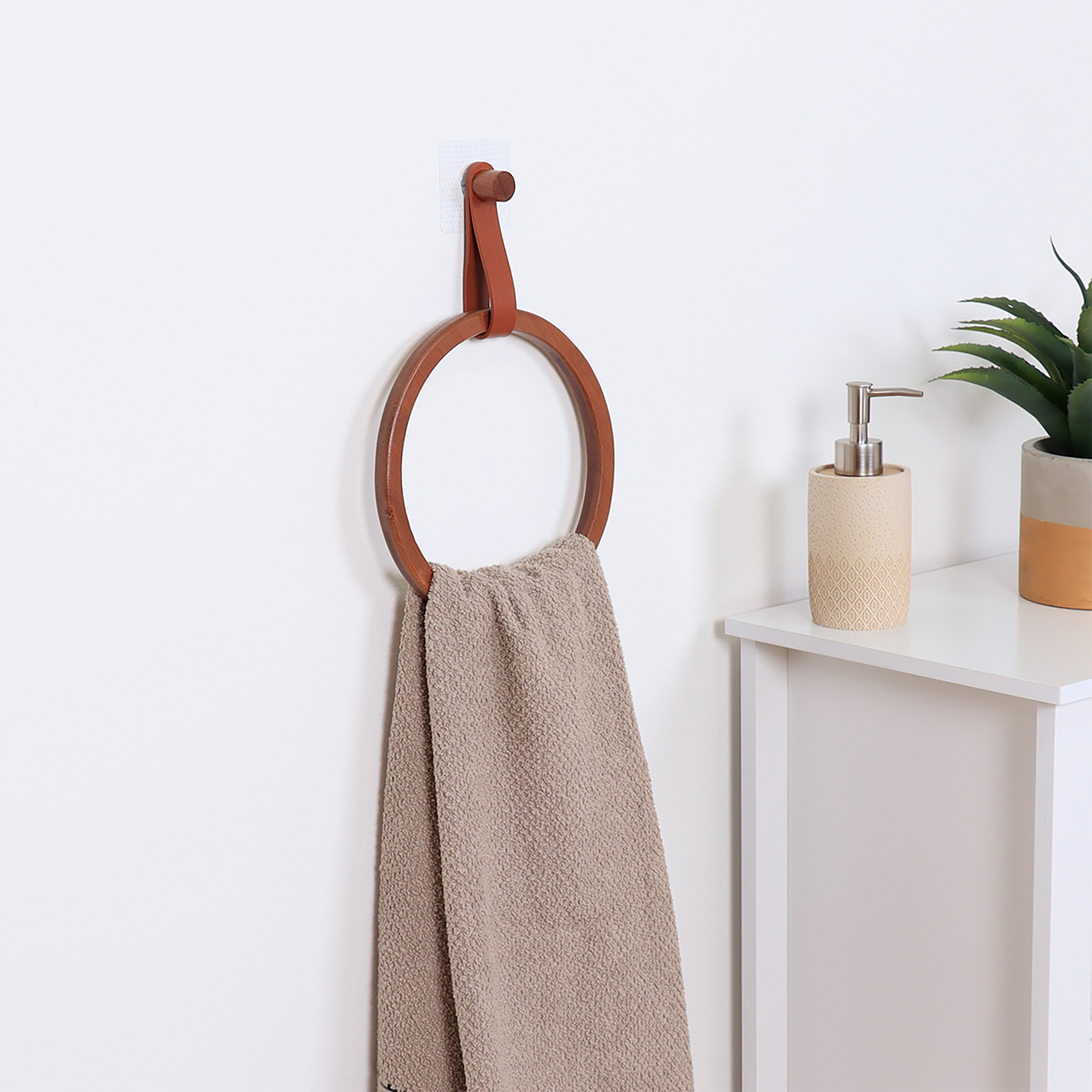 Porte serviette rond en bambou et lanière en cuir terracotta