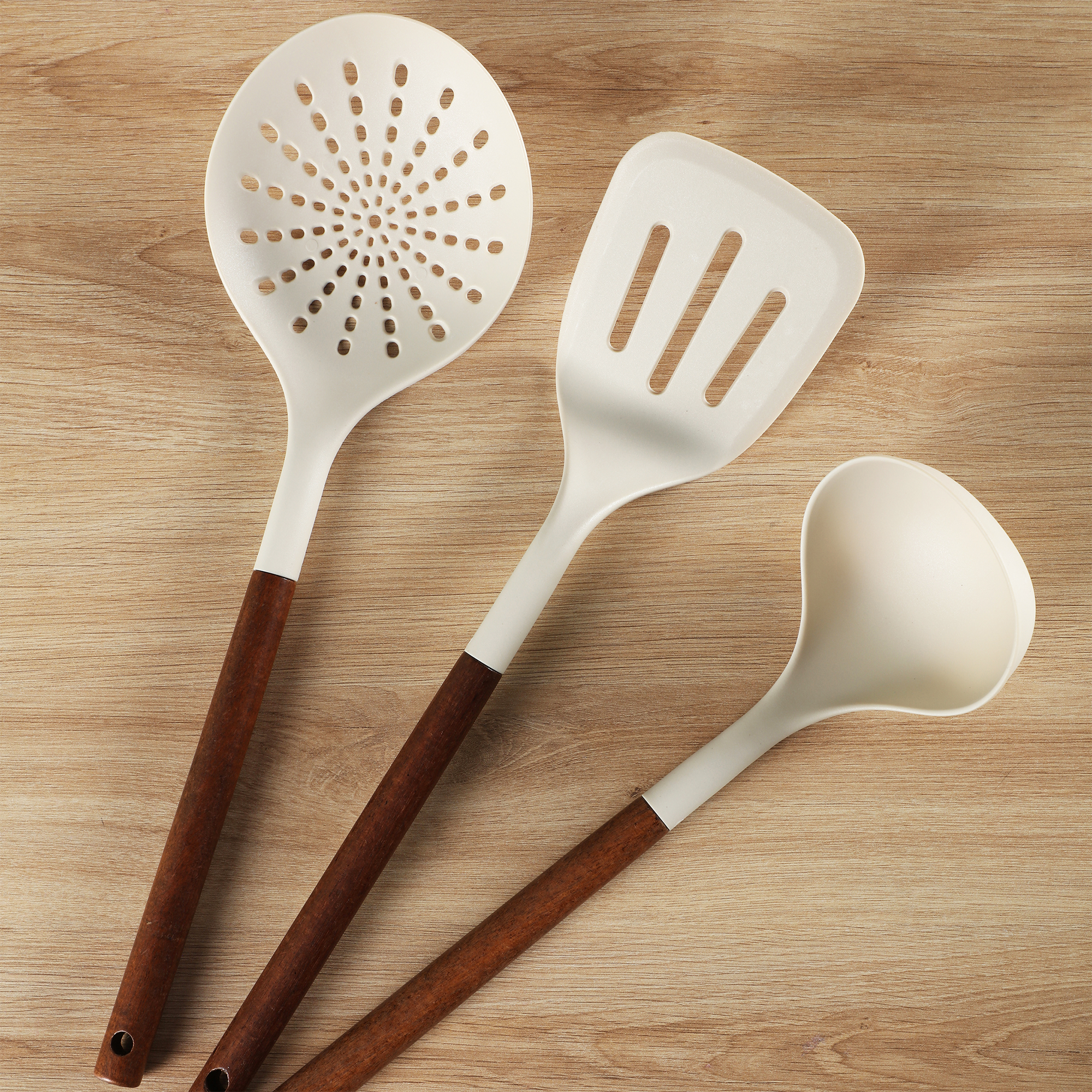 3 ustensiles de cuisine beige et acacia