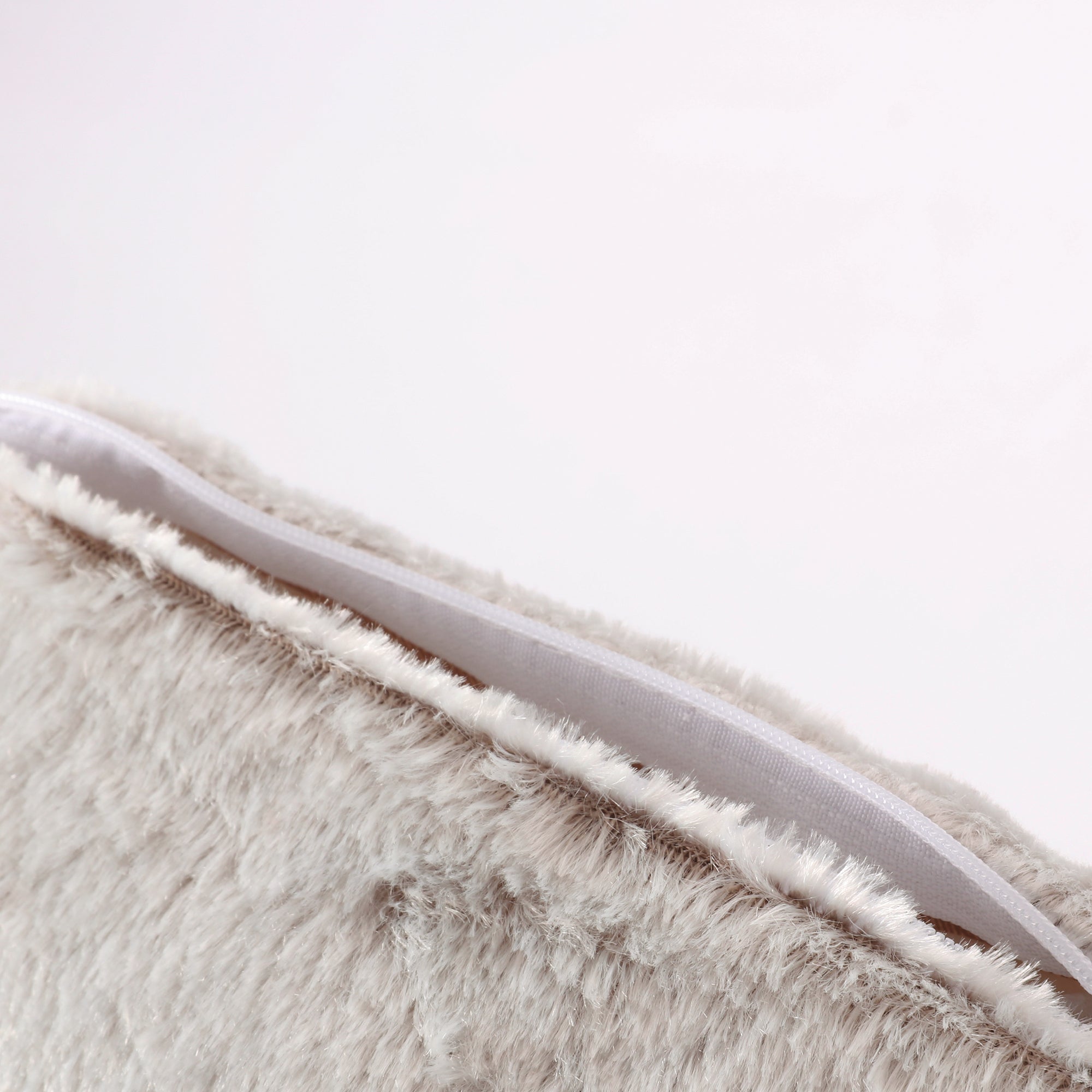 Coussin en fausse fourrure